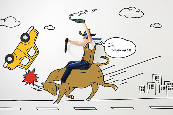 전신 PSD 서양인 외국인 편집 편집이미지 남자 도로 백그라운드 자동차 포토일러 술병 한명 들기 사람 소 카우보이 위험 디지털합성 합성 음주운전 접촉사고 남자만 남자한명만 이미지편집 1 길 육상교통 컨셉 포유류 교통시설 모션 병_용기 주류 인종 운전 범죄 사건 파일형식