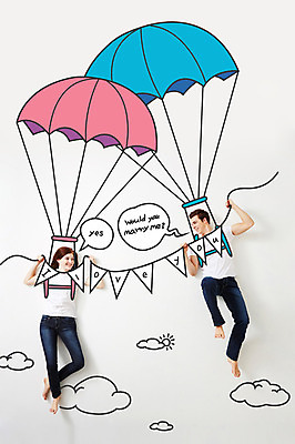 전신 PSD 서양인 외국인 편집 편집이미지 여자 남자 백그라운드 프로포즈 포토일러 하늘 사람 두명 현수막 디지털합성 합성 낙하산 이미지편집 인종 파일형식