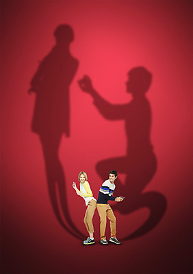 전신 PSD 서양인 외국인 백인 편집이미지 커플 여자 남자 커플라이프 프로포즈 그림자 서기 사람 20대 성인 두명 옆모습 등맞대기 무릎꿇기 청년만 성인만 이미지편집 라이프스타일 뷰포인트 관계 모션 인종 청년 파일형식