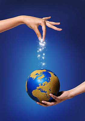 PSD 편집이미지 손 지구 세계지도 지도 비즈니스 들기 손짓 신체부위 반짝임 글로벌 지구본 글로벌비즈니스 이미지편집 모션 사람 세계 파일형식