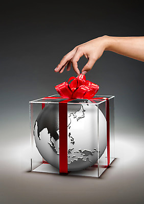 PSD 편집이미지 손 리본 지구 캠페인 세계지도 지도 비즈니스 선물 신체부위 선물상자 상자 글로벌 자연보호 그린캠페인 잡기 이미지편집 모션 자연 사람 세계 보호 파일형식