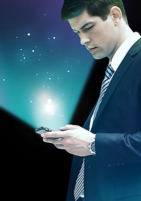 PSD 서양인 외국인 백인 편집이미지 응시 남자 비즈니스 한명 들기 사람 정장 상반신 20대 성인 옆모습 빛 스마트폰 비즈니스맨 남자만 남자한명만 성인남자만 청년만 청년남자만 청년남자한명만 성인한명만 성인남자한명만 성인만 이미지편집 1 시선 옷 뷰포인트 모션 인종 청년 핸드폰 스마트기기 직장인 파일형식