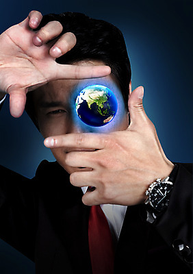 PSD 편집이미지 남자 지구 비즈니스 프레임 한명 사람 동양인 정장 손짓 상반신 성인 30대 글로벌 글로벌비즈니스 비즈니스맨 남자만 남자한명만 성인남자만 성인한명만 성인남자한명만 장년만 장년남자만 장년남자한명만 성인만 이미지편집 1 옷 모션 인종 장년 직장인 파일형식