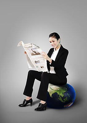 전신 PSD 서양인 외국인 백인 편집이미지 응시 여자 지구 비즈니스 한명 웃음 들기 사람 앉기 정장 20대 성인 옆모습 글로벌 글로벌비즈니스 비즈니스우먼 신문 신문읽기 여자만 여자한명만 성인여자만 청년만 청년여자만 성인한명만 청년여자한명만 성인여자한명만 성인만 이미지편집 1 시선 옷 뷰포인트 모션 표정 인종 청년 간행물 직장인 뉴스 읽기 파일형식