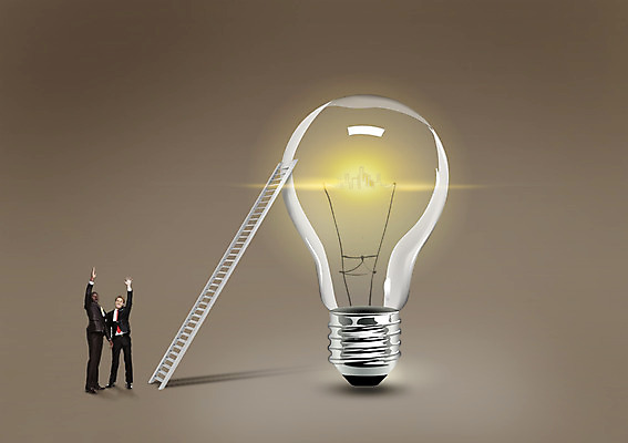 PSD 서양인 외국인 백인 편집이미지 남자 흑인 비즈니스 전구 사다리 조명 사람 정장 성인 두명 빛 손들기 비즈니스맨 남자만 성인남자만 성인만 이미지편집 옷 모션 인종 도구 직장인 파일형식