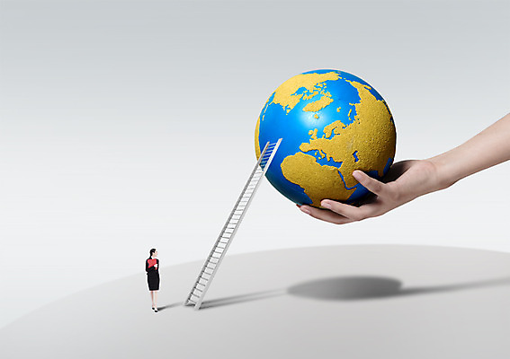 전신 PSD 서양인 외국인 편집이미지 손 여자 지구 비즈니스 사다리 서기 들기 사람 성인 신체부위 글로벌 지구본 글로벌비즈니스 비즈니스우먼 성인만 이미지편집 모션 인종 도구 직장인 파일형식