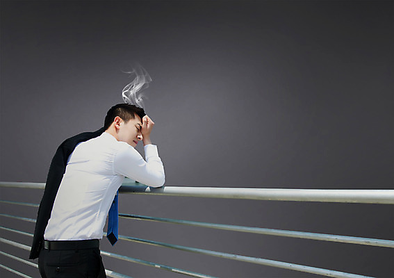 PSD 편집이미지 남자 비즈니스 난간 스트레스 한명 사람 동양인 정장 상반신 20대 성인 옆모습 기댐 한국인 비즈니스맨 연기 두통 남자만 남자한명만 성인남자만 청년만 청년남자만 청년남자한명만 성인한명만 성인남자한명만 성인만 이미지편집 1 옷 뷰포인트 모션 인종 청년 직장인 질병 파일형식