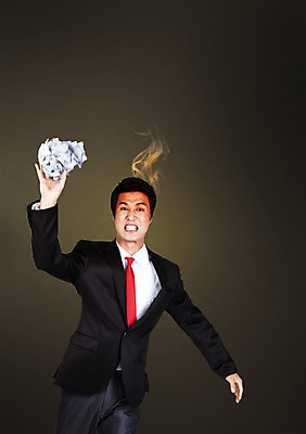 PSD 편집이미지 남자 종이 비즈니스 스트레스 한명 들기 사람 동양인 정장 상반신 성인 30대 분노 비즈니스맨 찡그림 연기 구김 남자만 남자한명만 성인남자만 성인한명만 성인남자한명만 장년만 장년남자만 장년남자한명만 성인만 이미지편집 1 옷 감정 모션 표정 인종 장년 직장인 파일형식