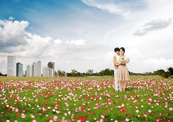 전신 PSD 식물 구름 편집이미지 부부 여자 남자 꽃 행복 화분 꽃밭 하늘 서기 웃음 들기 사람 동양인 빌딩 성인 두명 30대 한국인 장년만 성인만 이미지편집 자연요소 커플 감정 모션 표정 인종 건물 장년 파일형식