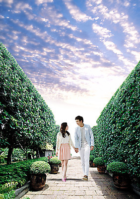 전신 PSD 나무 식물 구름 편집이미지 커플 여자 남자 커플라이프 하늘 서기 사람 동양인 20대 성인 두명 마주보기 손잡기 산책 산책로 한국인 청년만 성인만 이미지편집 자연요소 라이프스타일 길 관계 모션 휴식 인종 청년 파일형식