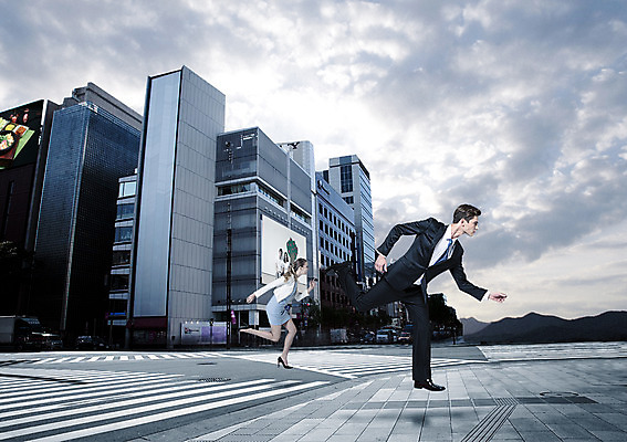 전신 PSD 서양인 외국인 백인 구름 편집이미지 여자 남자 비즈니스 하늘 사람 정장 빌딩 20대 성인 두명 옆모습 달리기 경쟁 도시 비즈니스맨 비즈니스우먼 횡단보도 청년만 성인만 이미지편집 자연요소 옷 뷰포인트 컨셉 모션 인종 청년 건물 직장인 보행로 파일형식