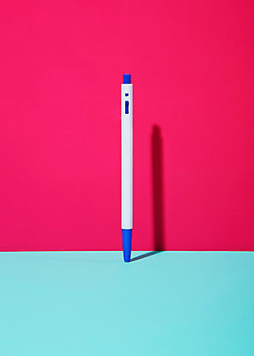 포토 JPG 스튜디오촬영 분홍색 컬러 하늘색 백그라운드 실내 근접촬영 사람없음 볼펜 사무용품 오브젝트 국내포토 뷰포인트 문구용품 내부 파란색 펜 파일형식