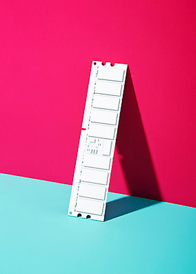 포토 JPG 스튜디오촬영 분홍색 컬러 하늘색 백그라운드 실내 근접촬영 사람없음 오브젝트 컴퓨터부품 메모리 국내포토 뷰포인트 내부 파란색 부속품 파일형식