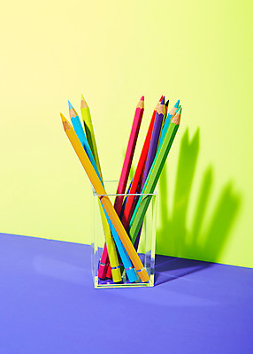 포토 JPG 스튜디오촬영 컬러 백그라운드 색연필 실내 근접촬영 사람없음 연두색 필기구 보라색 미술도구 오브젝트 연필꽂이 국내포토 뷰포인트 문구용품 학용품 내부 초록색 파일형식