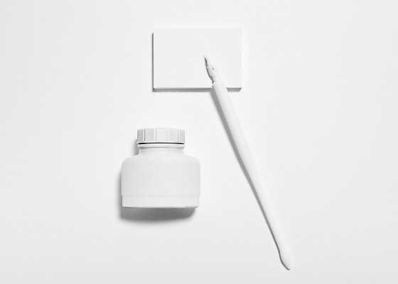 포토 JPG 스튜디오촬영 컬러 백그라운드 잉크 실내 통 근접촬영 사람없음 세트 필기구 만년필 사무용품 흰색 메모지 병 오브젝트 포스트잇 흰배경 잉크통 국내포토 식기 뷰포인트 문구용품 내부 펜 파일형식