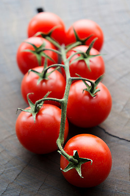 포토 JPG 열매 음식 줄기 컬러 토마토 채소 식재료 방울토마토 근접촬영 사람없음 아웃포커스 빨간색 꼭지 국내포토 식물 뷰포인트 촬영기법 파일형식