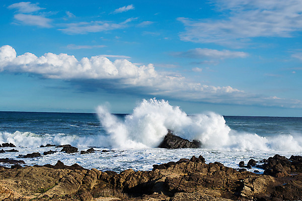 포토 JPG 주간 구름 파도 바다 자연 하늘 풍경 사람없음 야외 돌_바위 바위 물보라 국내포토 자연요소 물 생태계 파일형식