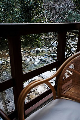 포토 JPG 주간 나무 식물 의자 난간 자연 풍경 사람없음 야외 일본 돌_바위 바위 개울 국내포토 자연요소 아시아 가구 강 생태계 파일형식