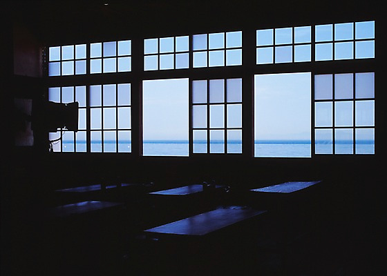 포토 JPG 주간 실루엣 바다 일본문화 창문 탁자 실내 풍경 사람없음 일본 어둠 국내포토 자연요소 동양문화 아시아 외국문화 가구 촬영기법 내부 파일형식