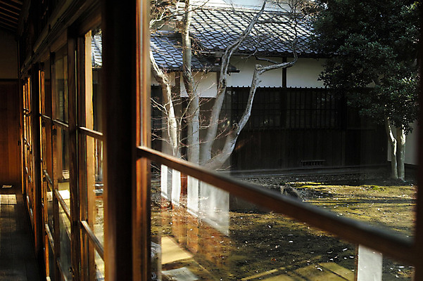 포토 JPG 주간 나무 식물 해외풍경 해외 건축물 고건축 창문 주택 풍경 사람없음 야외 건물 문 정원 일본 일본건축 국내포토 자연요소 건축 아시아 동양건축 파일형식