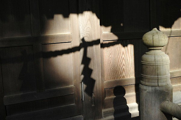 포토 JPG 주간 나무 건축물 건축 그림자 사람없음 야외 목재 문 목조 국내포토 자연요소 식물 재료 파일형식