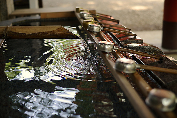 포토 JPG 주간 전통 해외풍경 해외 일본문화 풍경 사람없음 야외 아웃포커스 물 일본 흐름 사찰 사원 일본전통 바가지 국내포토 자연요소 동양문화 아시아 외국문화 컨셉 비즈니스 종교건축 촬영기법 파일형식