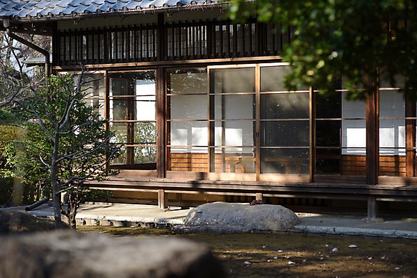 포토 JPG 주간 나무 식물 해외풍경 해외 건축물 고건축 주택 풍경 사람없음 야외 건물 아웃포커스 문 정원 일본 돌_바위 일본건축 국내포토 자연요소 건축 아시아 촬영기법 동양건축 파일형식