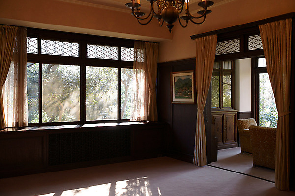 포토 JPG 주간 건축물 액자 거실 일본문화 창문 조명 주택 실내 그림자 사람없음 인테리어 소파 일본 커튼 샹들리에 국내포토 자연요소 동양문화 디자인 건축 아시아 외국문화 의자 내부 건물 파일형식