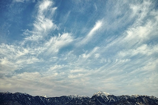 포토 JPG 주간 구름 백그라운드 자연 하늘 산 풍경 사람없음 야외 맑음 눈 산등성이 국내포토 자연요소 날씨 생태계 파일형식