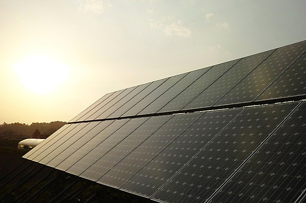 포토 JPG 주간 구름 하늘 사람없음 야외 햇빛 태양 에너지 태양에너지 집열판 국내포토 자연요소 그린에너지 파일형식