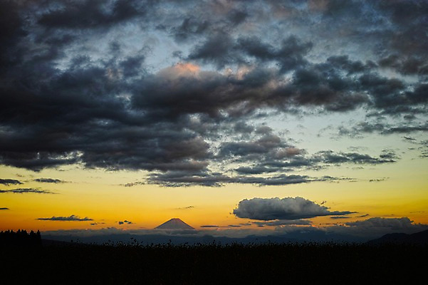 포토 JPG 구름 실루엣 자연현상 자연 하늘 산 풍경 사람없음 야외 노을 일몰 국내포토 자연요소 촬영기법 생태계 파일형식