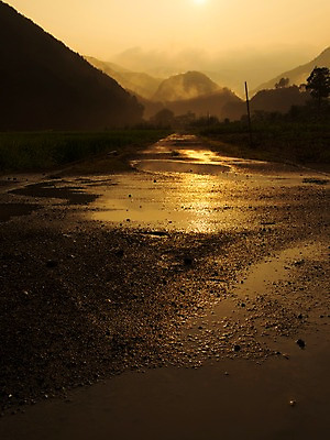 포토 JPG 구름 도로 길 자연 산 풍경 사람없음 야외 물 햇빛 원근감 안개 시골길 국내포토 자연요소 뷰포인트 교통시설 날씨 태양 생태계 파일형식
