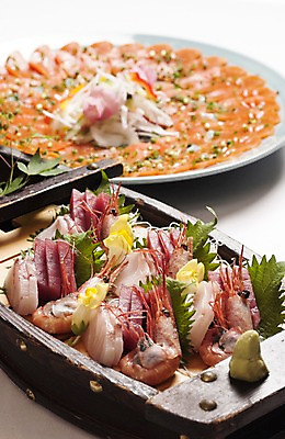포토 JPG 접시 음식 채소 나뭇잎 새우 사람없음 아웃포커스 장식 초밥 해물요리 생선회 회 머스터드 해산물 생선요리 일본음식 국내포토 식기 잎 촬영기법 갑각류 어류 소스_음식 파일형식