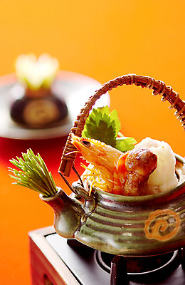 포토 JPG 접시 음식 채소 주전자 새우 근접촬영 사람없음 아웃포커스 장식 해물요리 가스레인지 해산물 솔잎 새우요리 일본음식 국내포토 식기 뷰포인트 잎 주방용품 촬영기법 갑각류 가전제품 레인지 파일형식