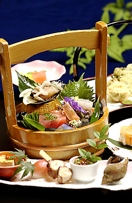 포토 JPG 그릇 접시 채소 나뭇잎 사람없음 아웃포커스 장식 초밥 해물요리 생선회 튀김 꼬치 소라 해산물 전복 남색배경 국내포토 식기 음식 백그라운드 잎 어패류 촬영기법 회 남색 일본음식 파일형식