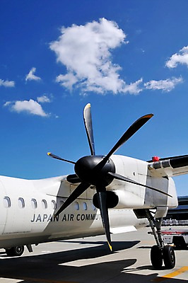 포토 JPG 주간 구름 교통수단 항공교통 하늘 비행기 사람없음 야외 공항 프로펠러 활주로 국내포토 자연요소 길 교통 교통시설 대중교통 파일형식