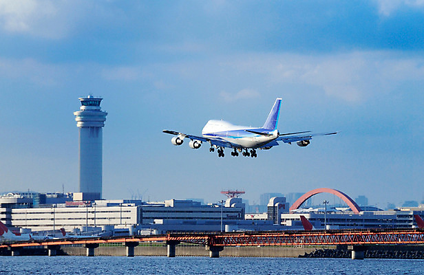 포토 JPG 주간 구름 교통수단 바다 항공교통 하늘 비행기 풍경 사람없음 야외 비행 도시 공항 관제탑 가교 국내포토 자연요소 건축물 교통 교통시설 대중교통 파일형식