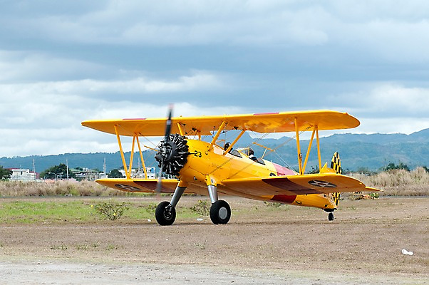 포토 JPG 주간 구름 교통수단 항공교통 하늘 산 비행기 야외 두명 파일럿 경비행기 활주로 국내포토 자연요소 직업 길 교통 대중교통 사람 파일형식