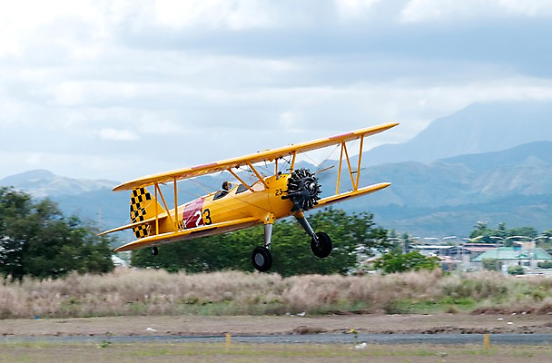 포토 JPG 주간 나무 식물 구름 교통수단 항공교통 하늘 산 비행기 한명 야외 비행 파일럿 경비행기 활주로 국내포토 자연요소 직업 1 길 교통 대중교통 사람 파일형식