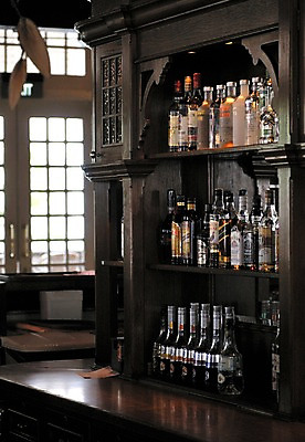 포토 JPG 술병 선반 실내 사람없음 상점 전시 술집 병 국내포토 식기 가구 병_용기 주류 내부 파일형식