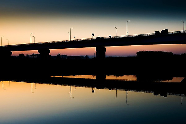 포토 JPG 건축물 실루엣 바다 자연현상 자연 물그림자 그림자 풍경 사람없음 야외 노을 일몰 가교 국내포토 자연요소 건축 촬영기법 생태계 파일형식