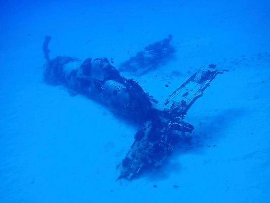 포토 JPG 바다 자연 비행기 풍경 사람없음 야외 바닷속 수중 빈티지 쓰레기 폐기물 수중사진 국내포토 컨셉 항공교통 대중교통 생태계 파일형식