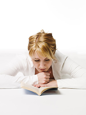 포토 JPG 해외이미지 여자 얼굴 휴식 한명 사람 책 스터디 금발 흰색 집중 읽기 흰배경 해외202004 해외포토 1 헤어스타일 컬러 백그라운드 컨셉 모션 신체부위 학습 파일형식 이미지허브