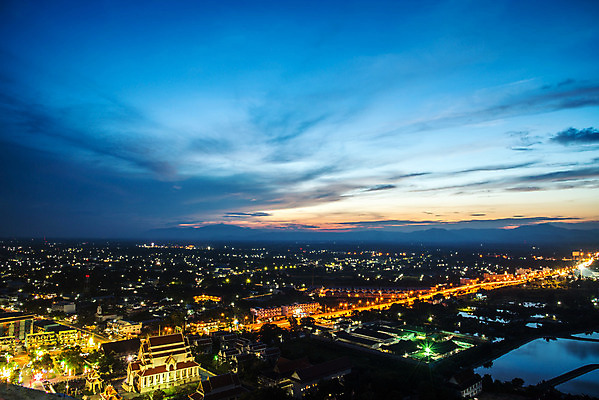 포토 JPG 해외이미지 여행 건축양식 태국 하늘 산 거리 안테나 풍경 사람없음 건물 파란색 빛 도시풍경 어둠 황혼 일몰 새벽 도시 야간 타운 스카이라인 수평선 해외202004 해외포토 자연요소 건축물 건축 아시아 컬러 통신 노을 파일형식 이미지허브