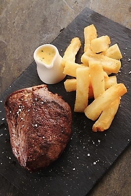 포토 JPG 해외이미지 그릇 접시 육류 스테이크 요리 사람없음 식사 저녁식사 소고기 튀김 그릴 자르기 메인 갈비뼈 점심식사 등심 해외202004 해외포토 식기 음식 식재료 모션 주방용품 뼈 서양음식 파일형식 이미지허브