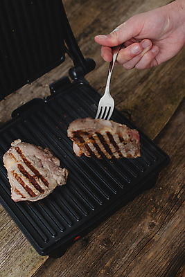 포토 JPG 해외이미지 전통 음식 조각 백그라운드 포크 부분 탁자 쟁반 육류 돼지고기 스테이크 요리 사람없음 목재 주방 식당 요리사 식사 저녁식사 소고기 시골 신선 뜨거움 소 맛 그릴 바비큐 먹기 오브젝트 준비 부드러움 단백질 등심 핸드메이드 치프 해외202004 해외포토 나무 직업 식기 가구 컨셉 식재료 재료 포유류 모션 주방용품 서양음식 상점 감각 영양소 파일형식 이미지허브