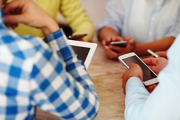 포토 JPG 해외이미지 라이프스타일 인터넷 비즈니스 통신 탁자 모바일 아이디어 사람 여러명 스마트폰 핸드폰 컴퓨터 사무실 알약 디지털 업무 그룹 연결 토론 무선전화기 온라인 힙스터 브레인스토밍 해외202004 해외포토 패션 가구 다수 컨셉 생활 전자제품 스마트기기 약 작업 전화기 파일형식 이미지허브