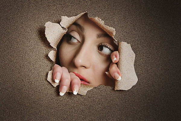 포토 JPG 해외이미지 응시 여자 종이 얼굴 한명 성인 잡기 구멍 엿보기 질감 찢어짐 성인여자한명만 해외포토 1 시선 모션 사람 신체부위 여자한명만 성인여자만 파일형식 이미지허브