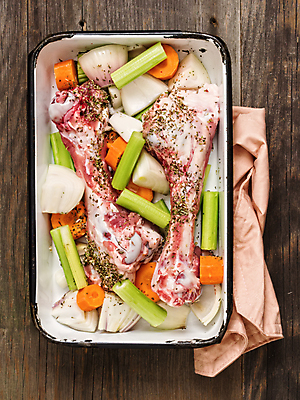 포토 JPG 해외이미지 음식 컨셉 돈 재료 양파 뼈 사람없음 세로 당근 기차 시골 준비 날것 레시피 성분 생식 쉬운 해외202004 해외포토 육상교통 채소 대중교통 뿌리채소 재산 파일형식 이미지허브