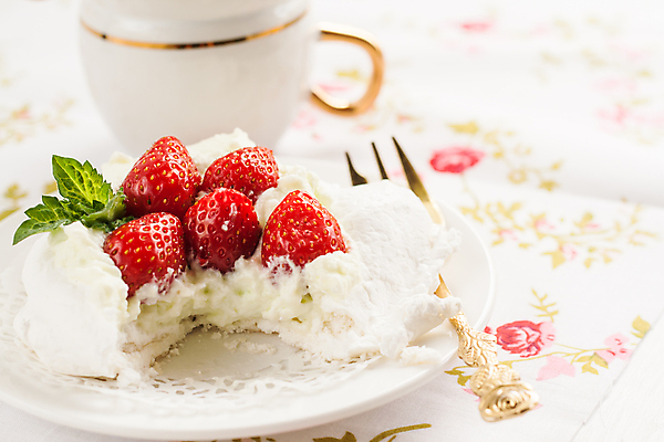 포토 JPG 해외이미지 딸기 디저트 실내 사람없음 케이크 머랭 해외202004 파블로바 해외포토 음식 과일 내부 파일형식 이미지허브